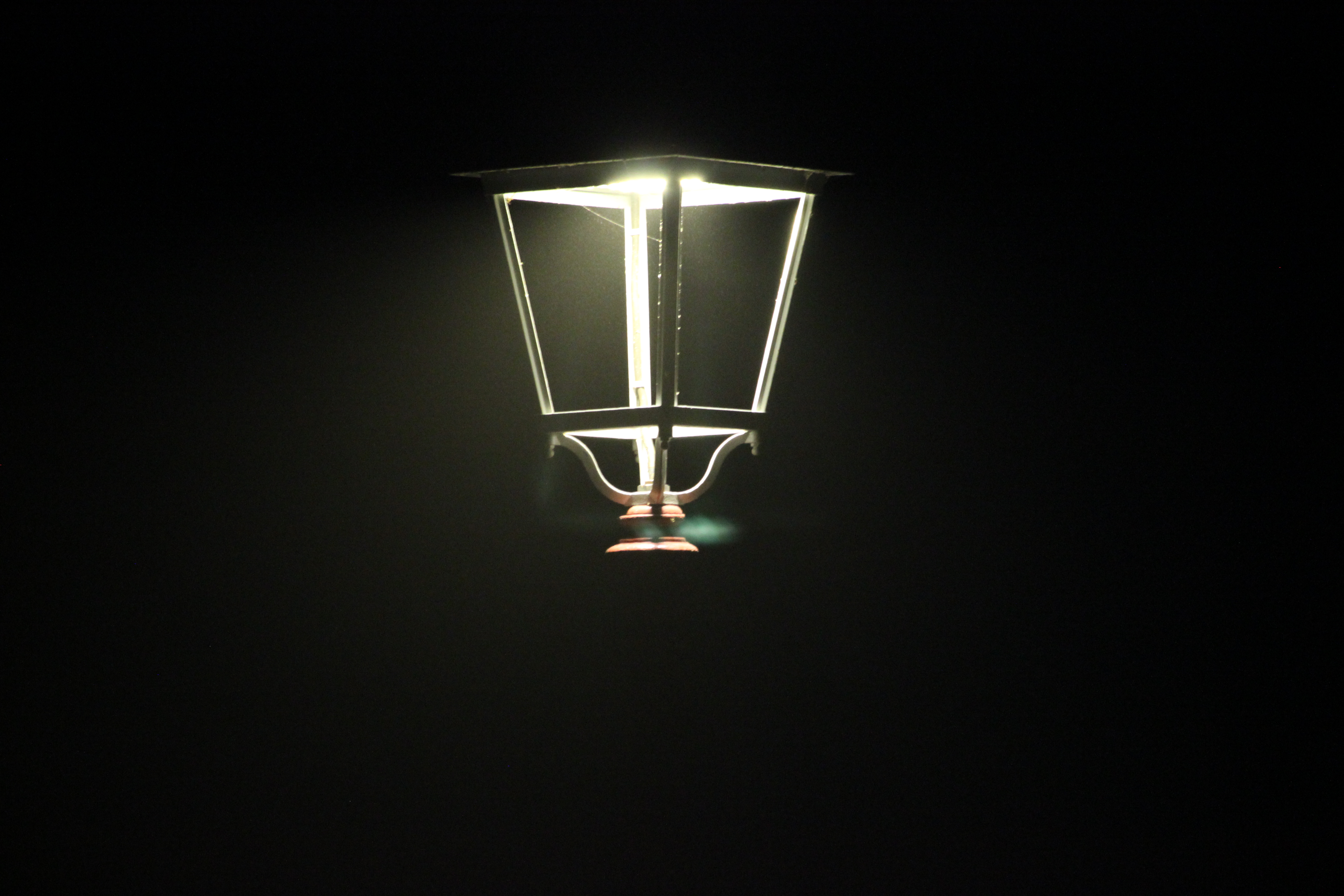 Lanterne de nuit sur fond sombre